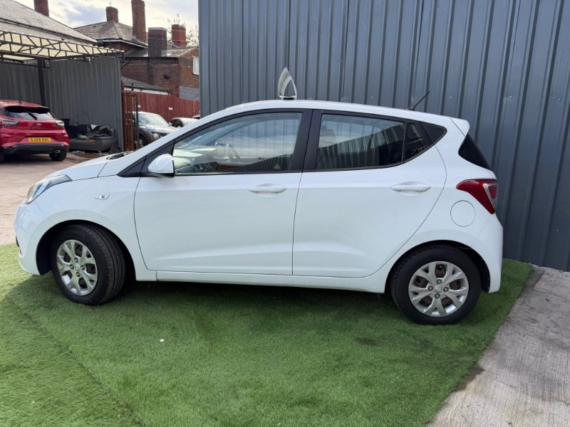 White Hyundai i10 1.2 SE Hatchback 5dr Petrol Auto Euro 5 87 ps